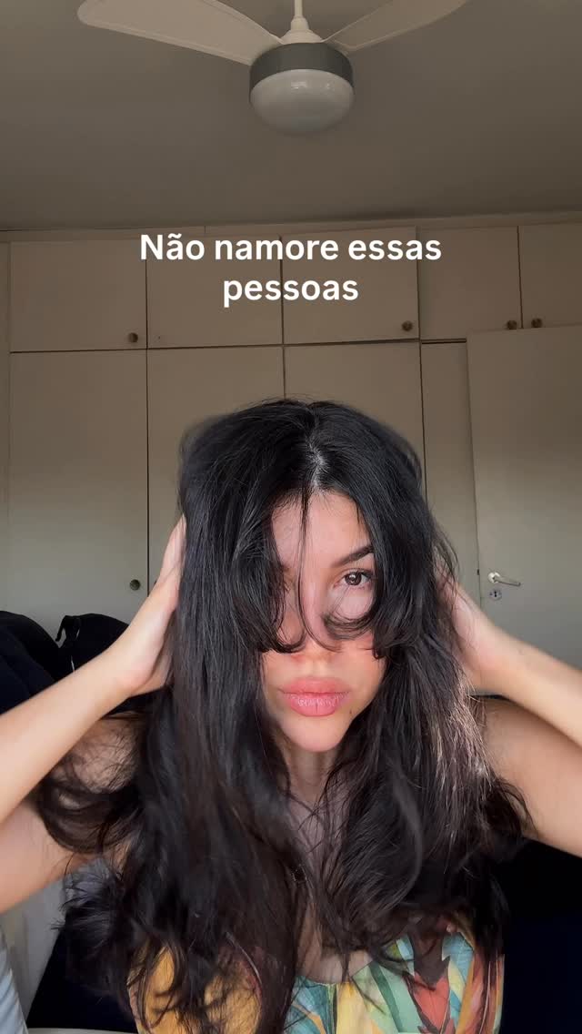 Não se envolva com ESSAS pessoas ↓

💔 O mentiroso compulsivo
Mente nas pequenas coisas, nas grandes e nas que nem precisava mentir. Você começa a perceber que sempre tem algo estranho, histórias que não batem, detalhes que mudam. E aí você vive tentando descobrir o que é verdade