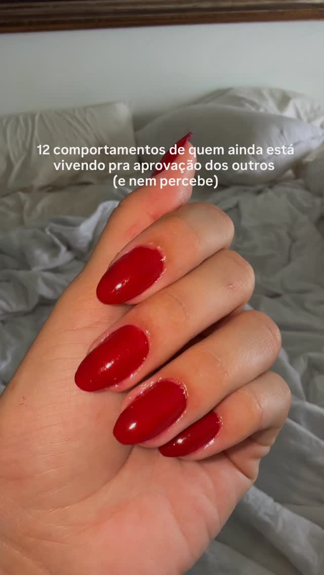 👇🏻✨

1. Pede desculpa quando não deve.
“Com licença”, “me desculpa incomodar”, “só queria saber”... Você se encolhe antes mesmo de começar.

2. Muda de opinião quando percebe que a dela é impopular.
Não porque mudou de ideia. Porque ficou com medo do que iam achar.

3. Explica 